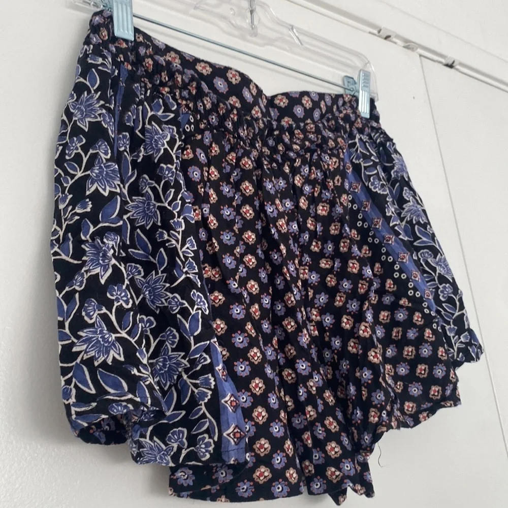 Nordstrom “Angie” Flowy black shorts with floral design size Medium